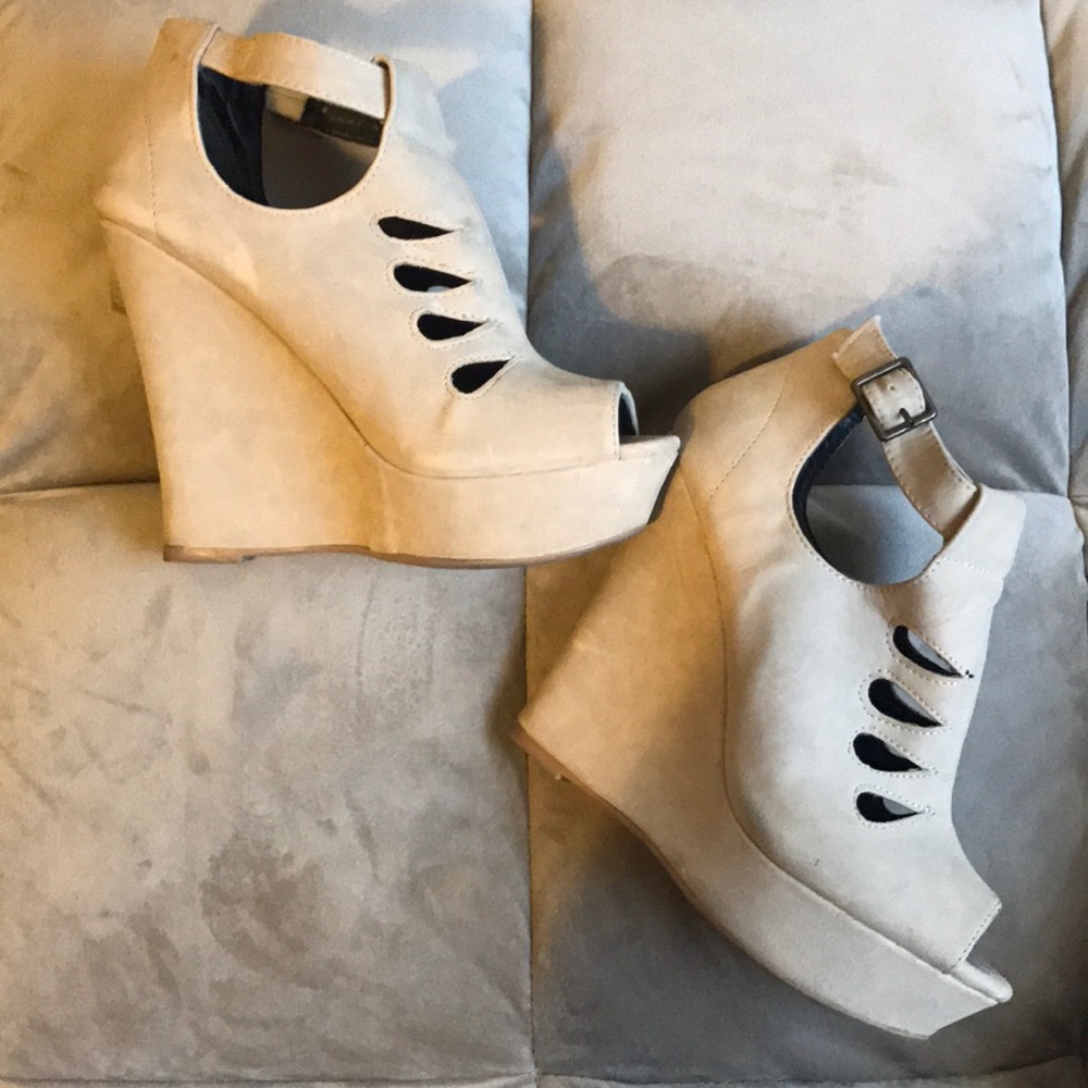 Nude cutout wedges